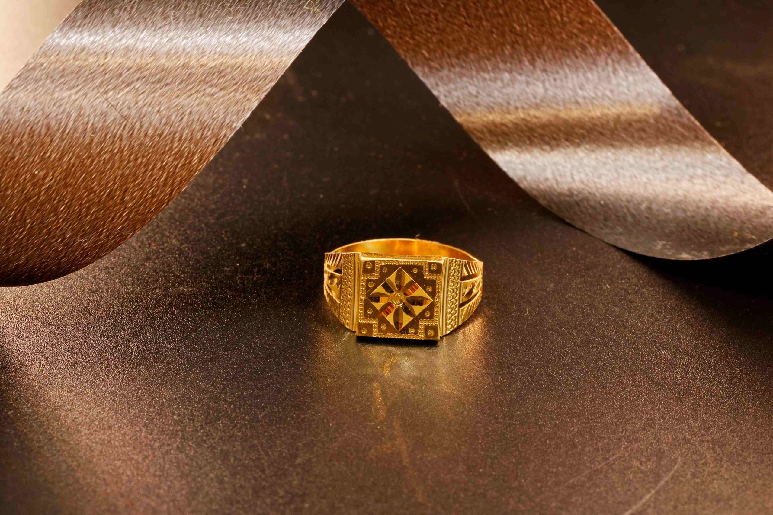 Montblanc Polished 18 Karat Yellow Gold Star Wide Band Scalloped Ring with  Box For Sale at 1stDibs | montblanc ring, montblanc star ring, montblanc  ring mens